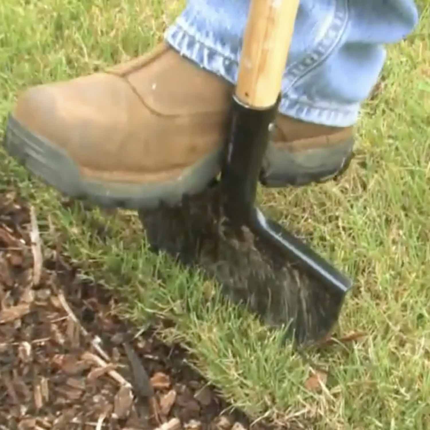 Manual lawn edging tool